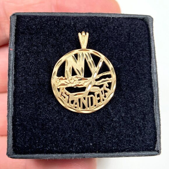 14k Solid Yellow Gold NY Islanders Michael Anthony Pendant (.9 inch) (1.6 grams) - Picture 1 of 8
